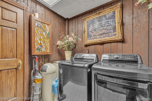 23009 Maple Avenue, Farmington, MI 48336