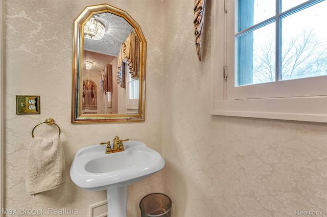 23009 Maple Avenue, Farmington, MI 48336