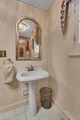 23009 Maple Avenue, Farmington, MI 48336