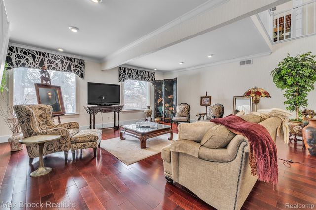 23009 Maple Avenue, Farmington, MI 48336