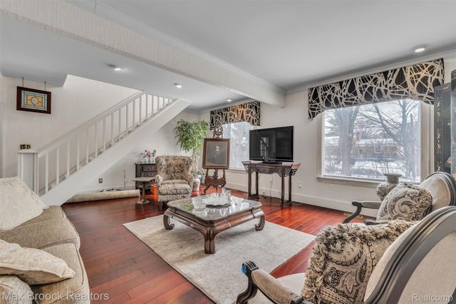 23009 Maple Avenue, Farmington, MI 48336