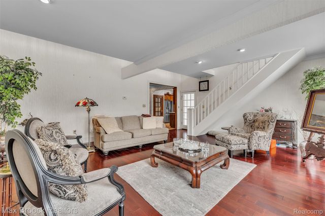 23009 Maple Avenue, Farmington, MI 48336