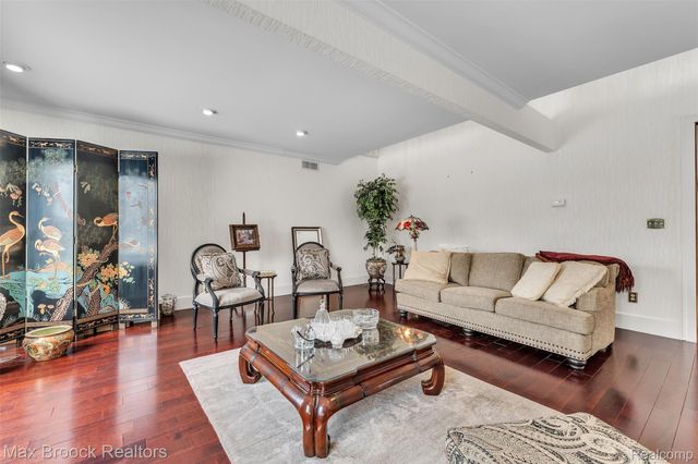 23009 Maple Avenue, Farmington, MI 48336