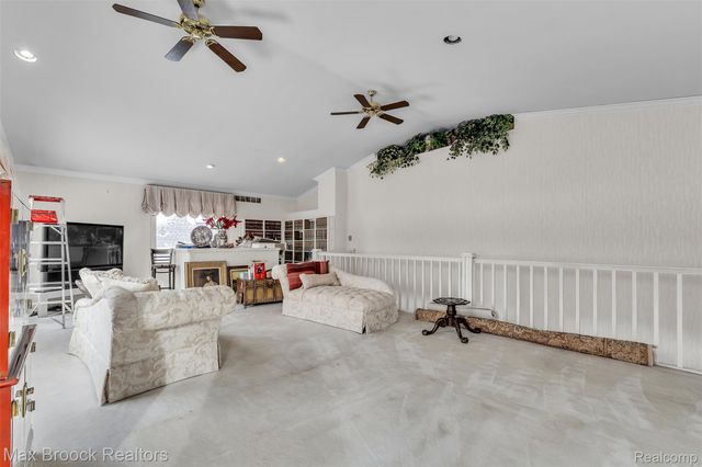 23009 Maple Avenue, Farmington, MI 48336