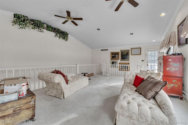 23009 Maple Avenue, Farmington, MI 48336