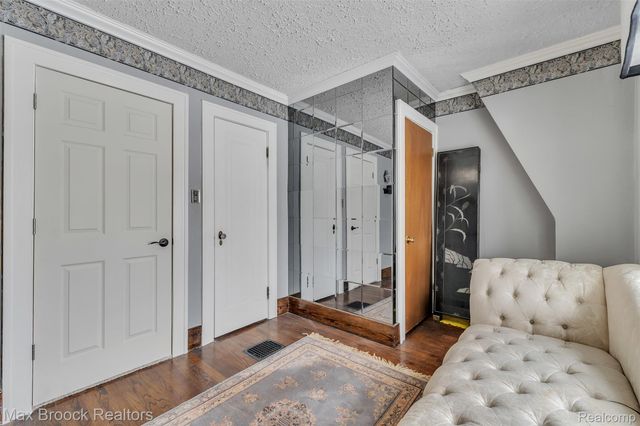 23009 Maple Avenue, Farmington, MI 48336