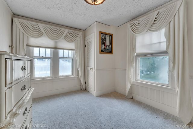 23009 Maple Avenue, Farmington, MI 48336