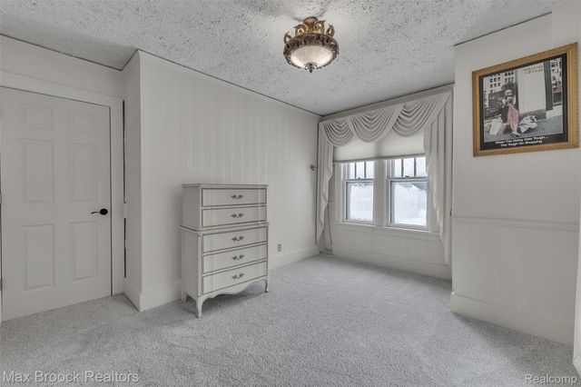 23009 Maple Avenue, Farmington, MI 48336