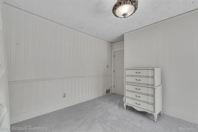 23009 Maple Avenue, Farmington, MI 48336