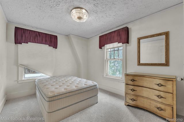 23009 Maple Avenue, Farmington, MI 48336