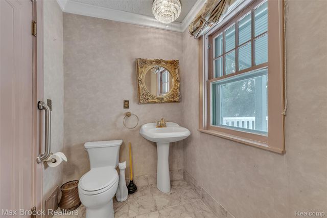 23009 Maple Avenue, Farmington, MI 48336