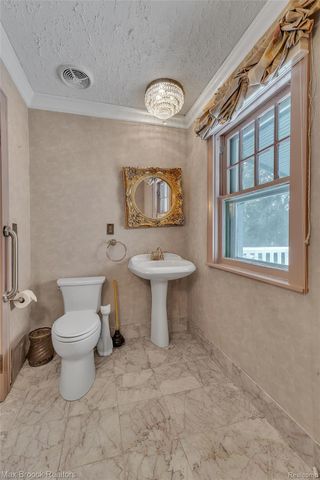 23009 Maple Avenue, Farmington, MI 48336