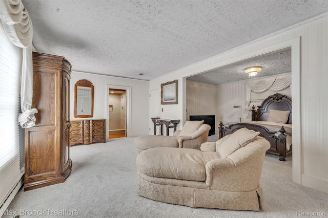 23009 Maple Avenue, Farmington, MI 48336