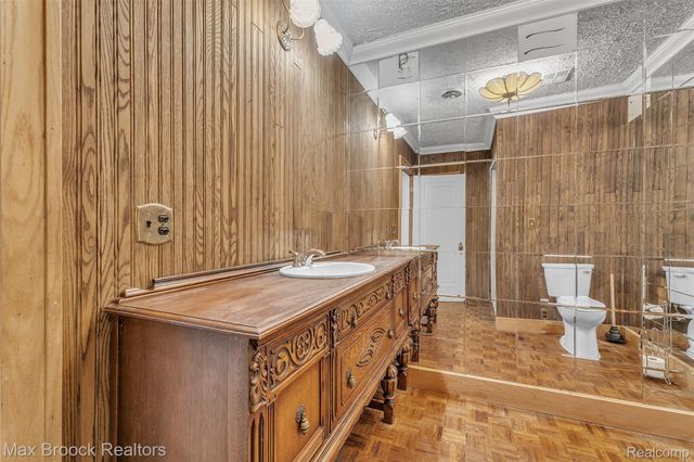 23009 Maple Avenue, Farmington, MI 48336