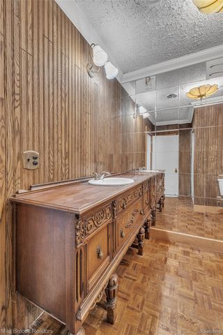 23009 Maple Avenue, Farmington, MI 48336