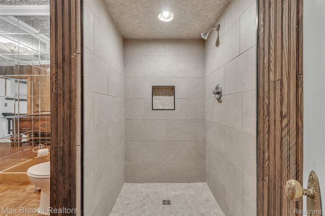 23009 Maple Avenue, Farmington, MI 48336