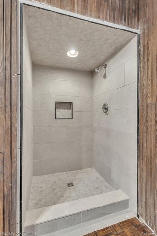 23009 Maple Avenue, Farmington, MI 48336