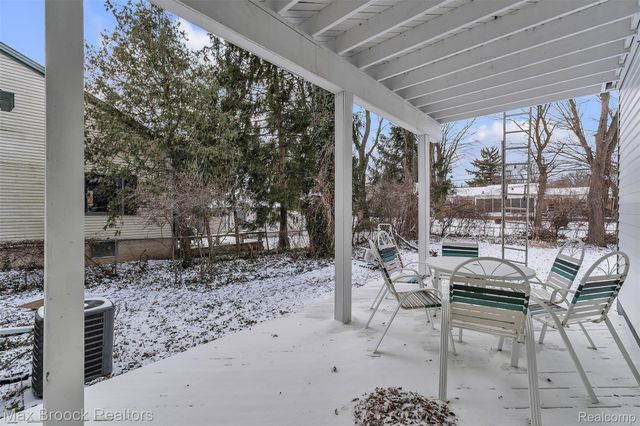 23009 Maple Avenue, Farmington, MI 48336