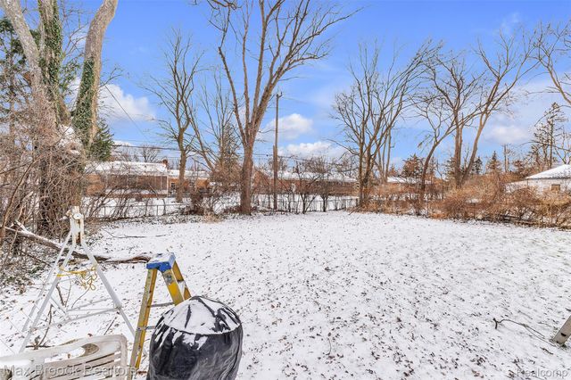 23009 Maple Avenue, Farmington, MI 48336