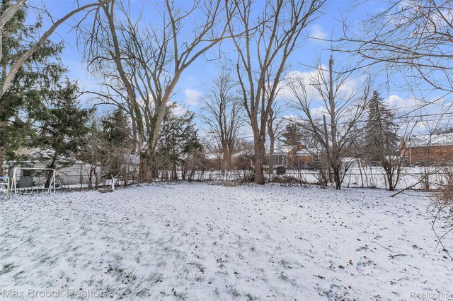 23009 Maple Avenue, Farmington, MI 48336