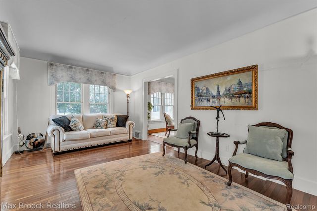 23009 Maple Avenue, Farmington, MI 48336