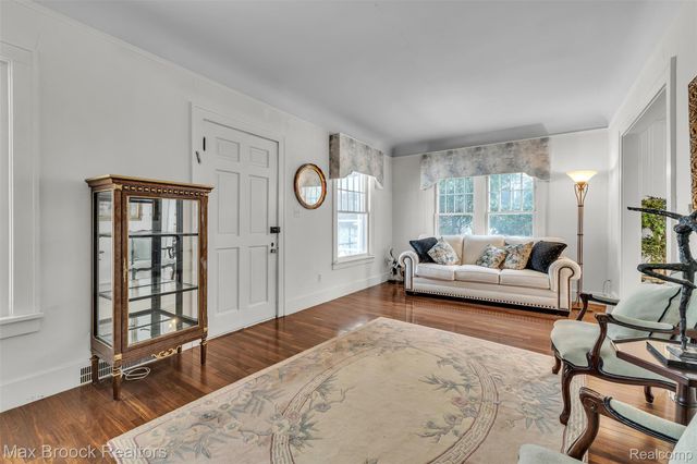 23009 Maple Avenue, Farmington, MI 48336