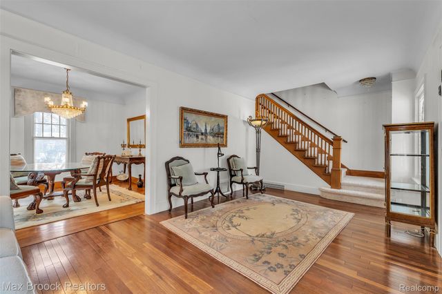 23009 Maple Avenue, Farmington, MI 48336