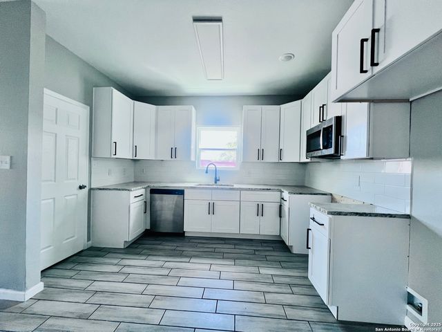 335 S San Eduardo, San Antonio, TX 78237