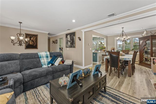 9 Chalen Court, Pompton Lakes, NJ 07442