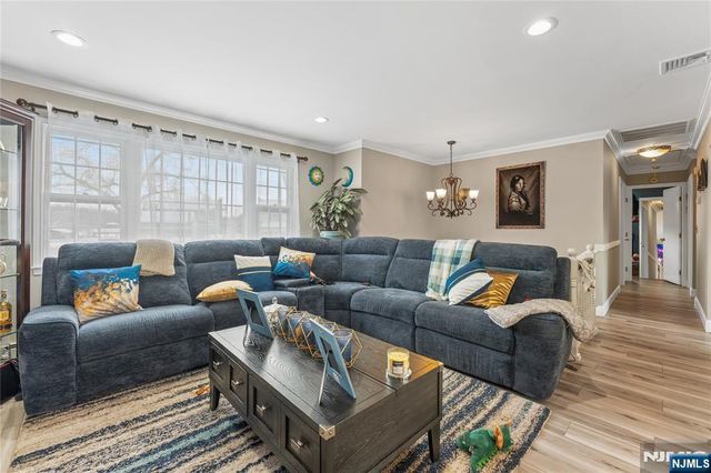 9 Chalen Court, Pompton Lakes, NJ 07442