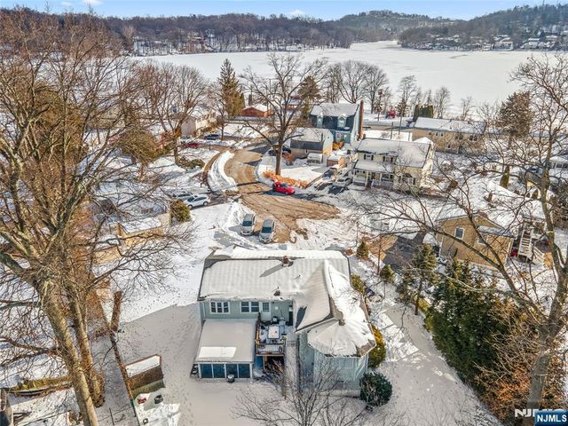9 Chalen Court, Pompton Lakes, NJ 07442