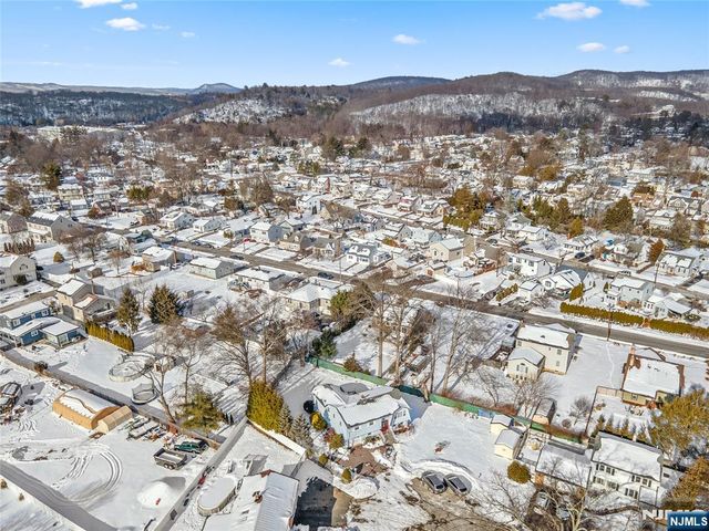 9 Chalen Court, Pompton Lakes, NJ 07442