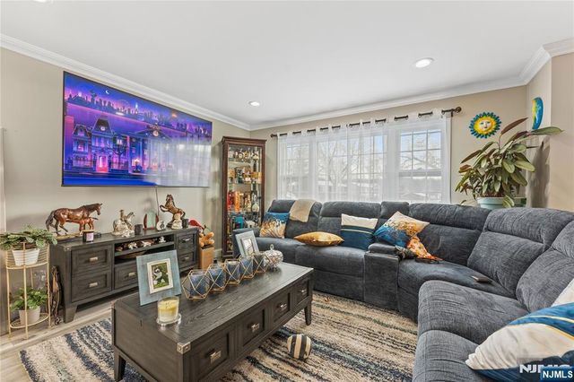 9 Chalen Court, Pompton Lakes, NJ 07442
