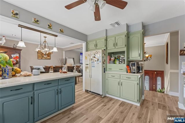 9 Chalen Court, Pompton Lakes, NJ 07442