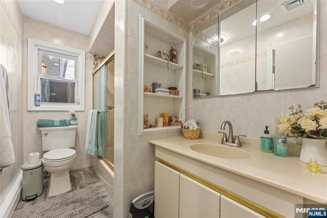 9 Chalen Court, Pompton Lakes, NJ 07442
