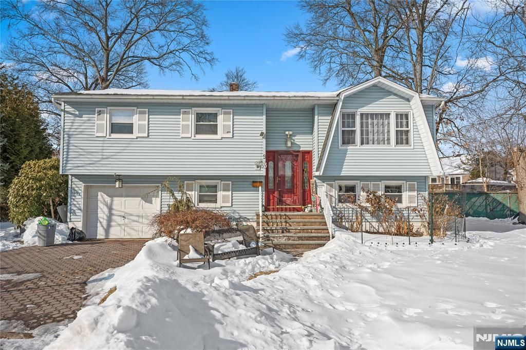 9 Chalen Court, Pompton Lakes, NJ 07442