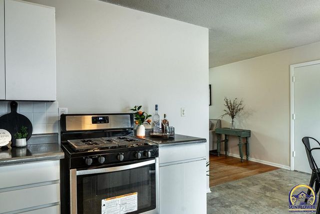 5224 SW 31st St, Topeka, KS 66614