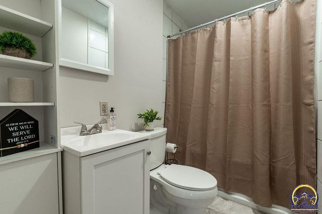 5224 SW 31st St, Topeka, KS 66614