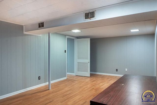 5224 SW 31st St, Topeka, KS 66614