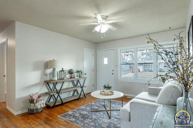 5224 SW 31st St, Topeka, KS 66614