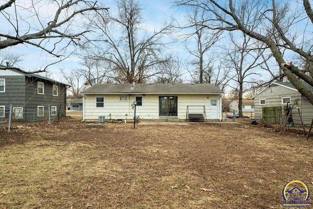 5224 SW 31st St, Topeka, KS 66614