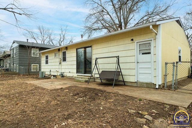5224 SW 31st St, Topeka, KS 66614