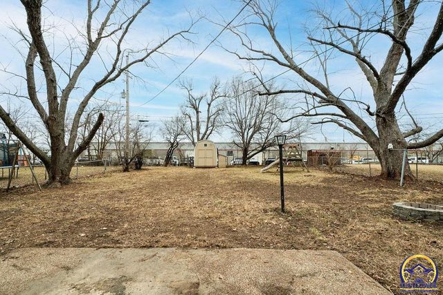 5224 SW 31st St, Topeka, KS 66614