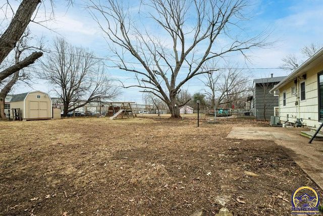 5224 SW 31st St, Topeka, KS 66614