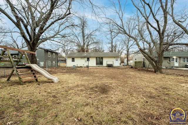 5224 SW 31st St, Topeka, KS 66614