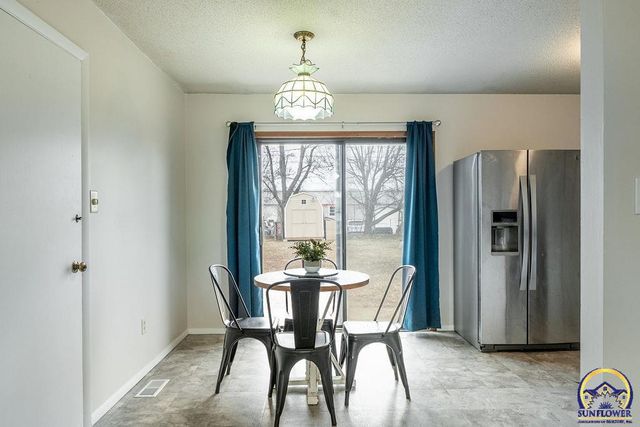 5224 SW 31st St, Topeka, KS 66614