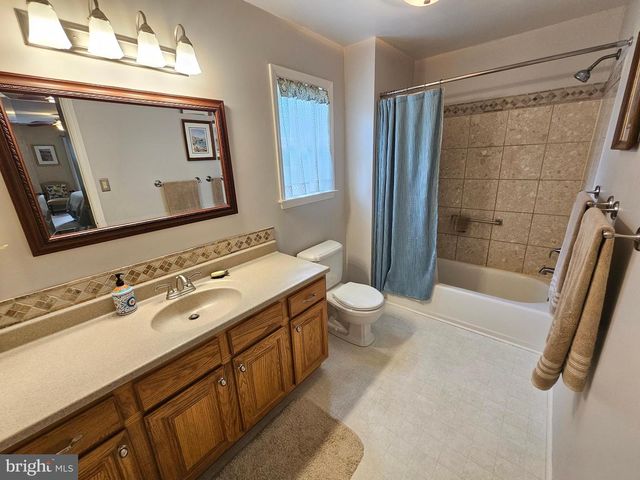 1120 STONEHENGE DR, Reading, PA 19606