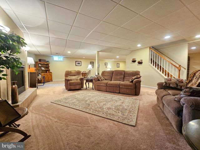 1120 STONEHENGE DR, Reading, PA 19606