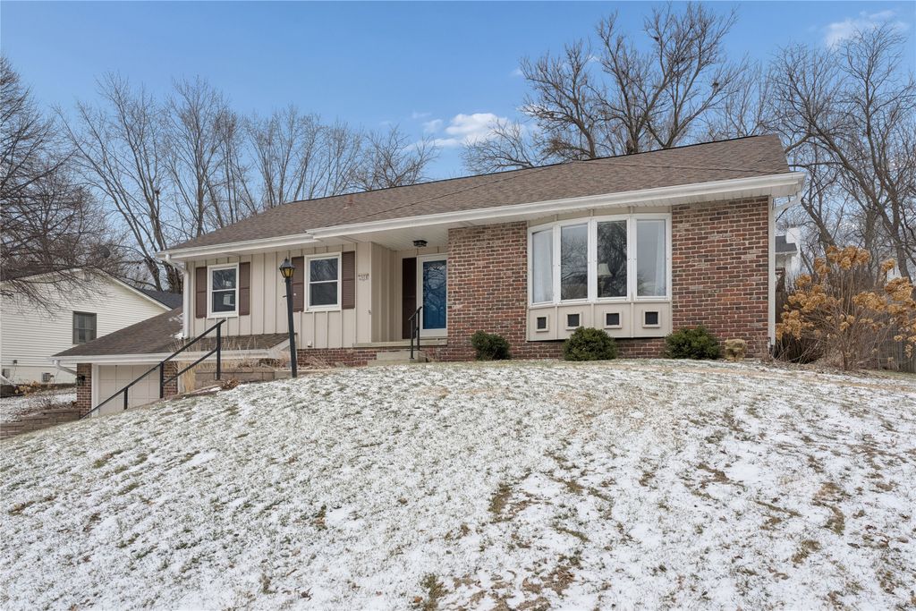 2008 Center Street, West Des Moines, IA 50265