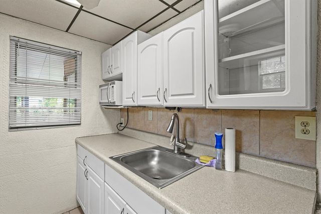 507 PINEWOOD AVENUE, Nokomis, FL 34275